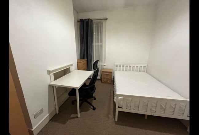 Double room,bills & cleaner included,5min to tube Main Photo