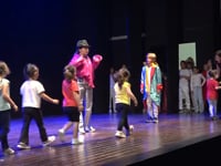 Els alumnes de 5è de l'Escola Empúries representen les cançons de 'El Petit Príncep'