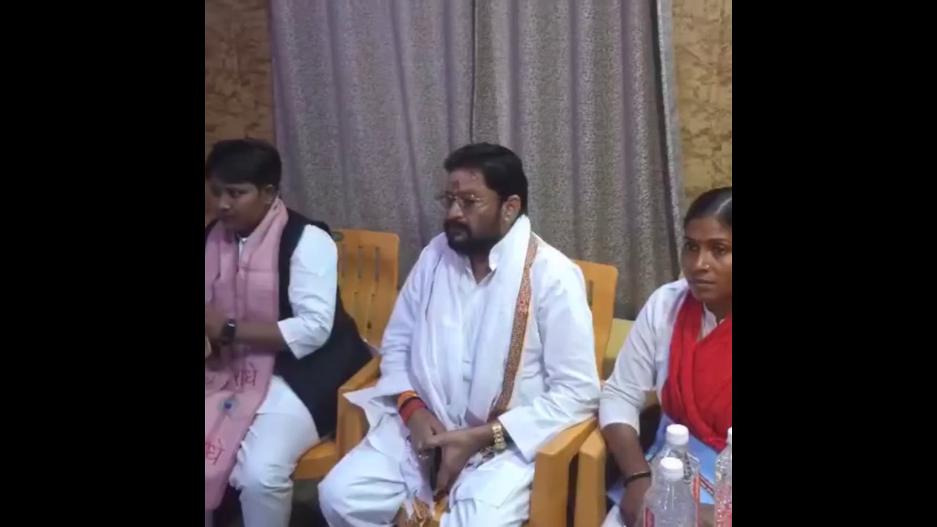 अखिलेश यादव के निर्देश पर सपा डेलीगेशन ने सौंपा कटरिया पीड़ित परिवार को 5 लाख का चेक 