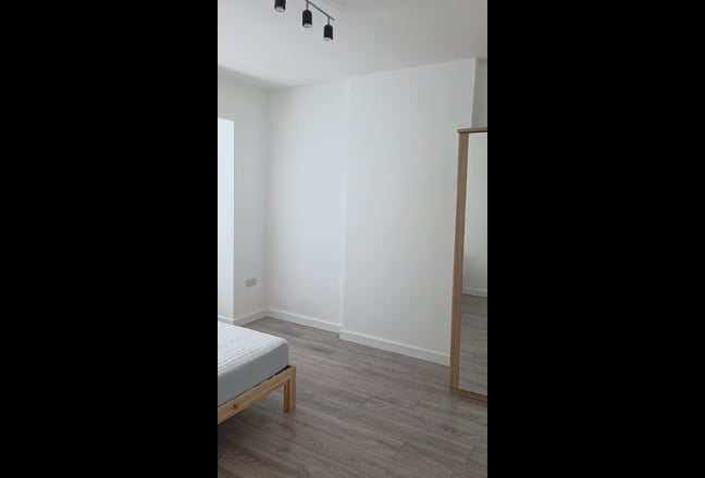 Spacious dble room in leafy Streatham - Available Main Photo