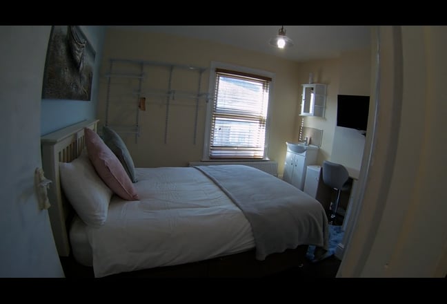 Lovely En-suite Room in Homely House - Low Deposit Main Photo