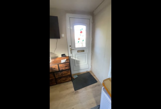 Self-contained studio flat (houseboat) Main Photo