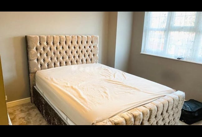 Spacious Ensuite Room with Private Access Main Photo