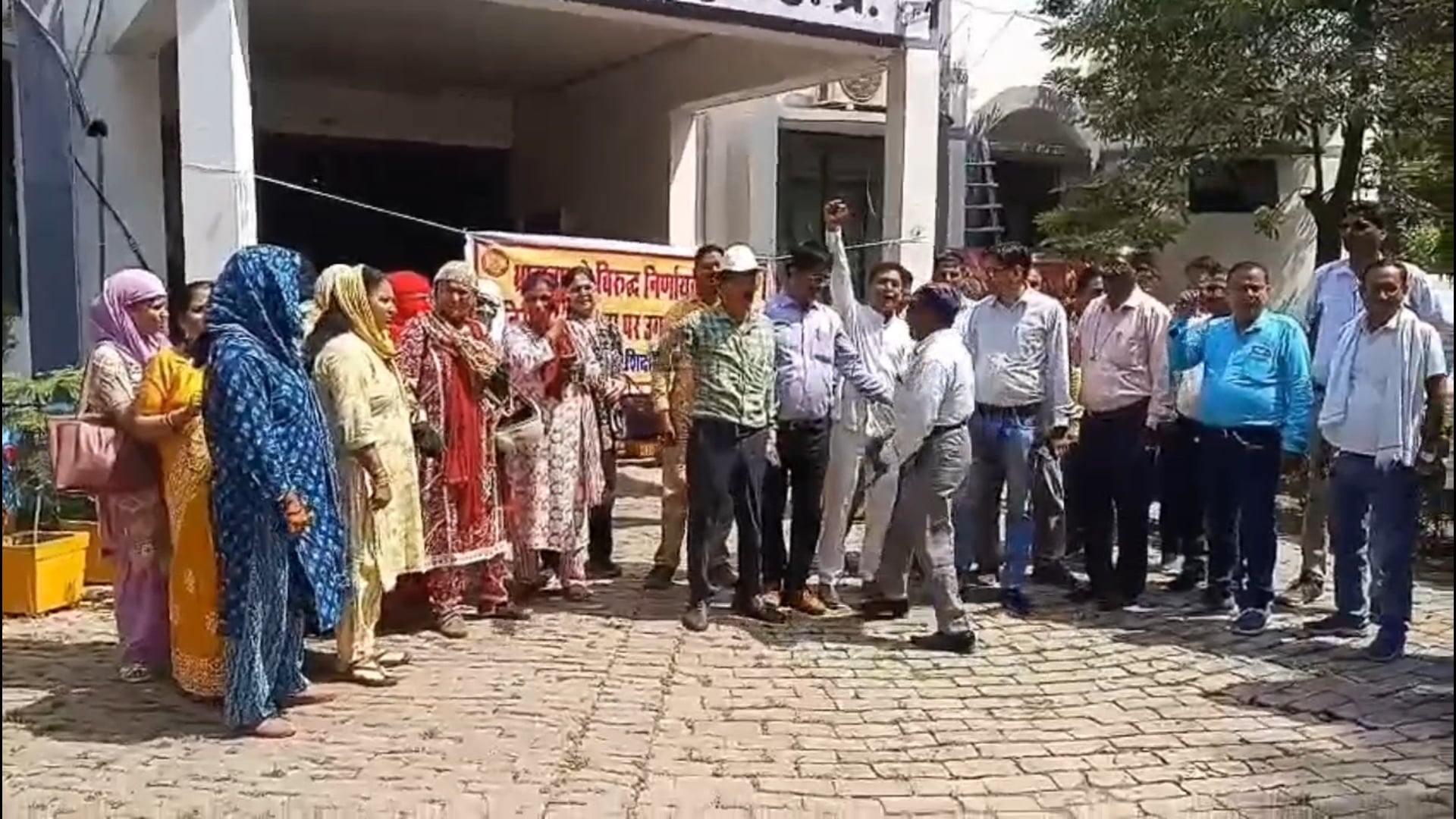 शिक्षकों का बड़ा प्रदर्शन | भ्रष्टाचार के खिलाफ पुतला दहन | BSA कार्यालय घेराव

शाहजहांपुर में बेसिक शिक्षा विभाग में कथित भ्रष्टाचार के खिलाफ शिक्षकों का गुस्सा फूट पड़ा। उत्तर प्रदेशीय प्राथमिक शिक्षक संघ के आह्वान पर बड़ी संख्या में शिक्षक-शिक्षिकाएं बीएसए कार्यालय पहुंचे और जोरदार प्रदर्शन किया।