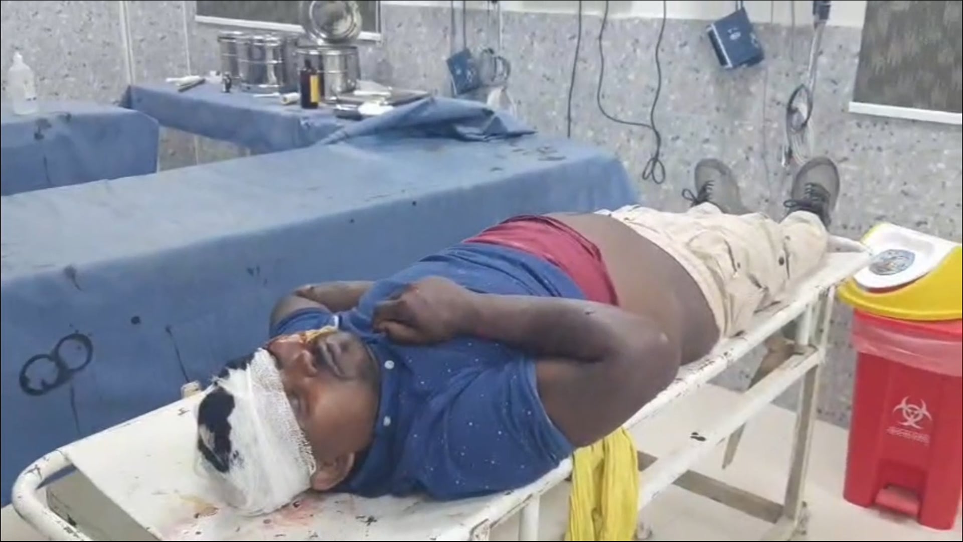 नशे में बाइक हादसा:बारात जा रहे युवक की सड़क पर गिरकर हालत नाजुक, बेहोशी में मिला, पुलिस ने अस्पताल पहुंचाया, देवघर रेफर