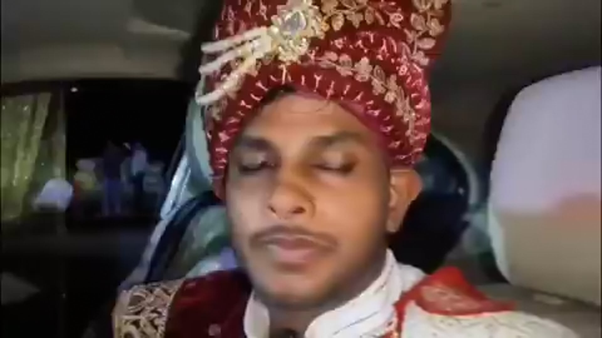 ➡️.......बाराबंकी के लोनी कटरा थाना क्षेत्र के खैरा वीरु गांव में दूल्हे अशोक ने दुल्हन लक्ष्मी के सामने शर्त रखी थी कि शादी तभी होगी जब दुल्हन को चूल्हे पर खाना बनाना आता होगा, क्योंकि दुल्हन को खाना बनाना आता था इसलिए शादी सकुलश संपन्न हो गई है।