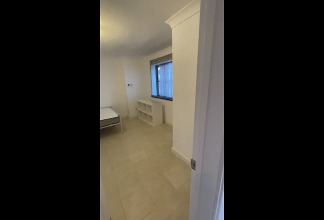 Large Double Room ONGAR Main Photo