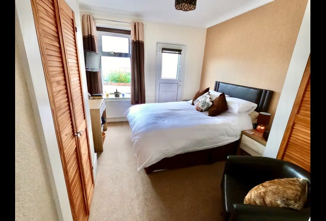 Ensuite Double - Balcony - Friendly House Main Photo