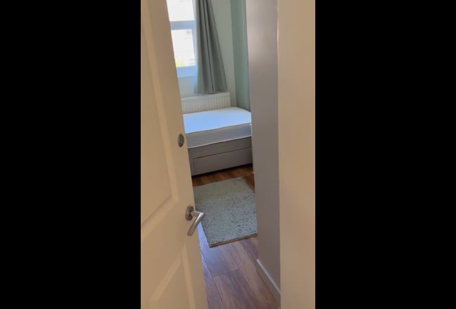 Single Room in 5 bed 2 bath all female house  Main Photo