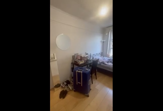 Spacious Double Room - (Heart of Kings Cross) Main Photo