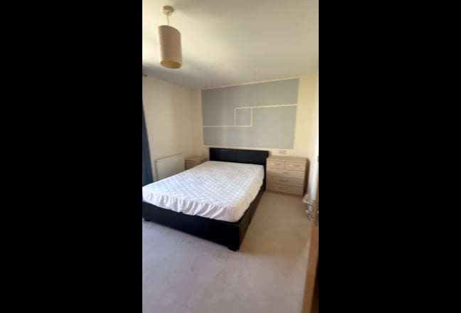 1 large double bedroom, parking, en-suite  Main Photo