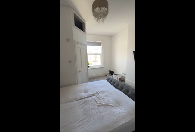 Female-Only Large En-Suite in Bexhill Town Main Photo