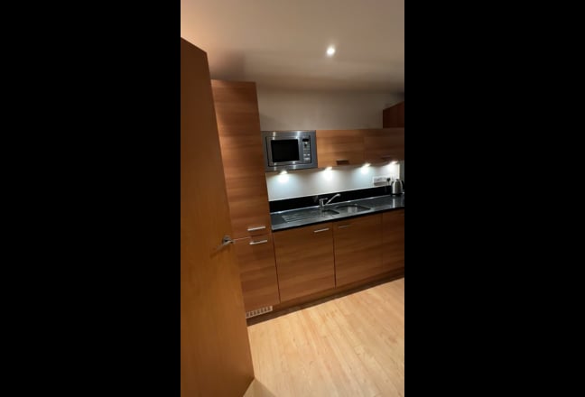 Double En-suite Room Available – Reading station  Main Photo