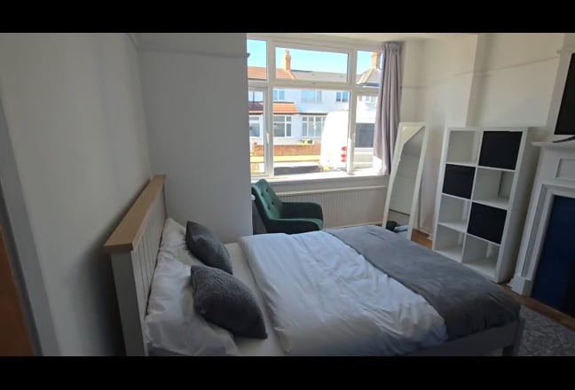 Double room in new refurbished house Main Photo