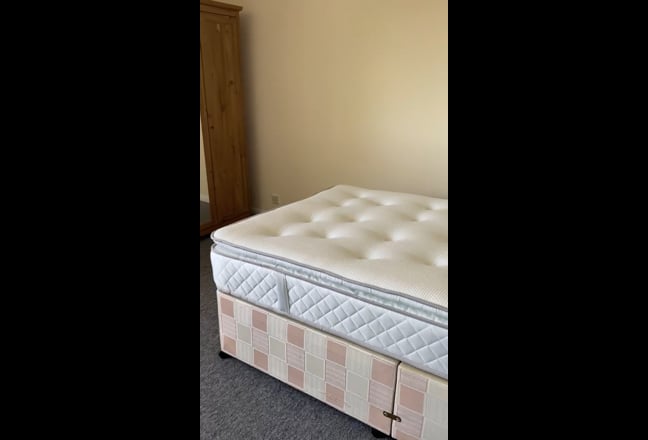 Large Room in Modern Town House Near to Station Main Photo