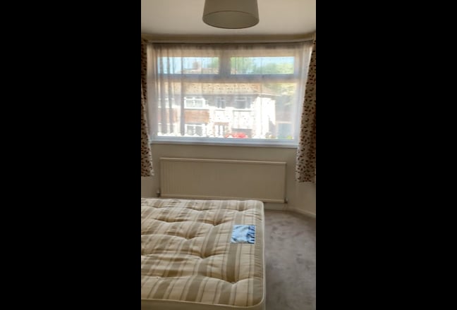 Bright & Spacious Main Bedroom in Cul-de-Sac Home Main Photo