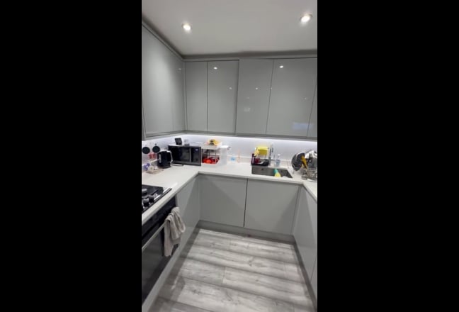 Large Double Room in Friendly Professional House   Main Photo