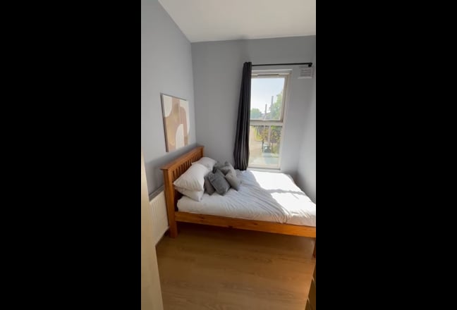 No Deposit - Next to Tram & Weekly Cleaner! Main Photo