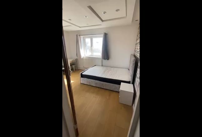 Clean Double room in E1 4JD near Uni  Main Photo