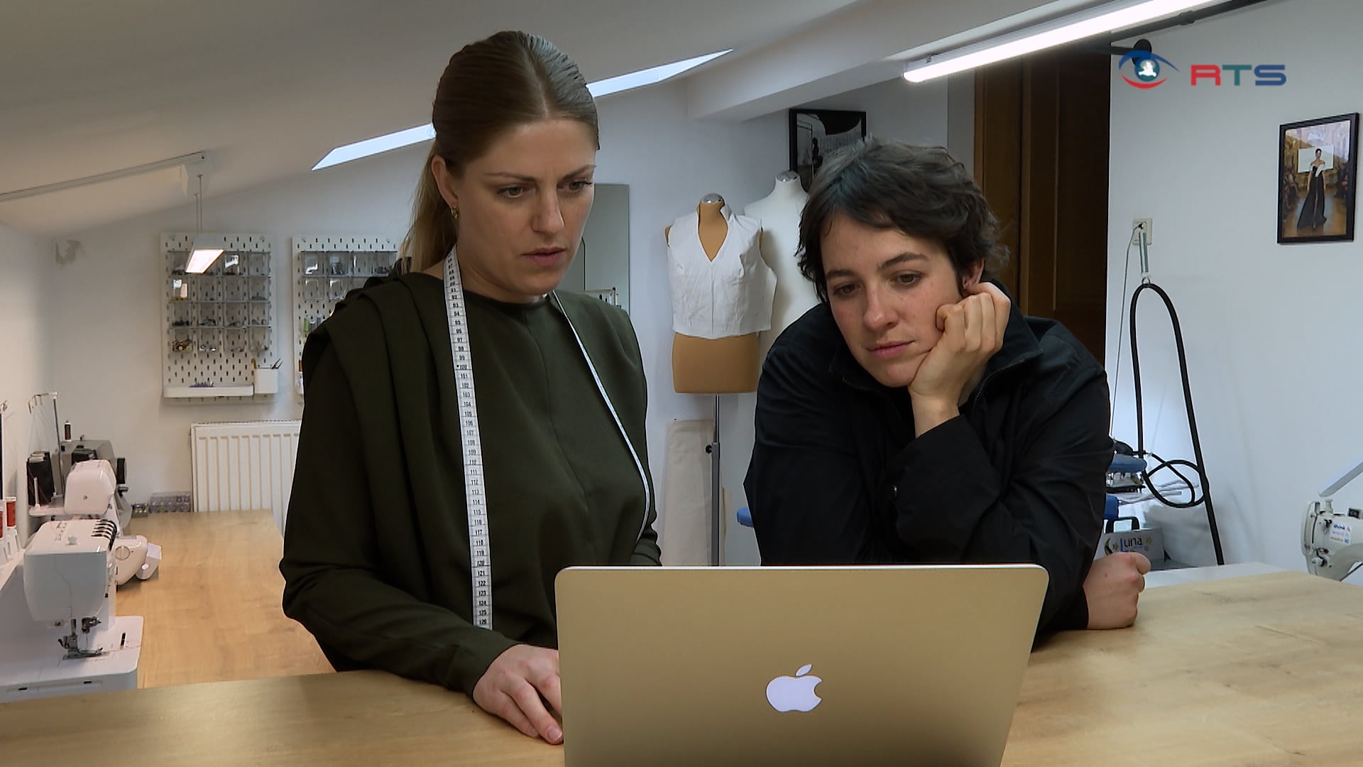 von-gastein-hinaus-in-die-modewelt-designerin-kathrin-schlager-feiert-erfolge-auf-internationalen-catwalks