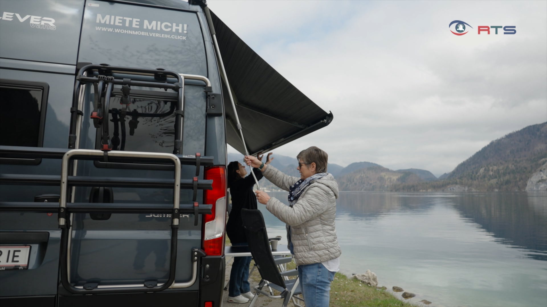 reisen-in-freiheit-frauen-zeigen-interesse-an-caravaning