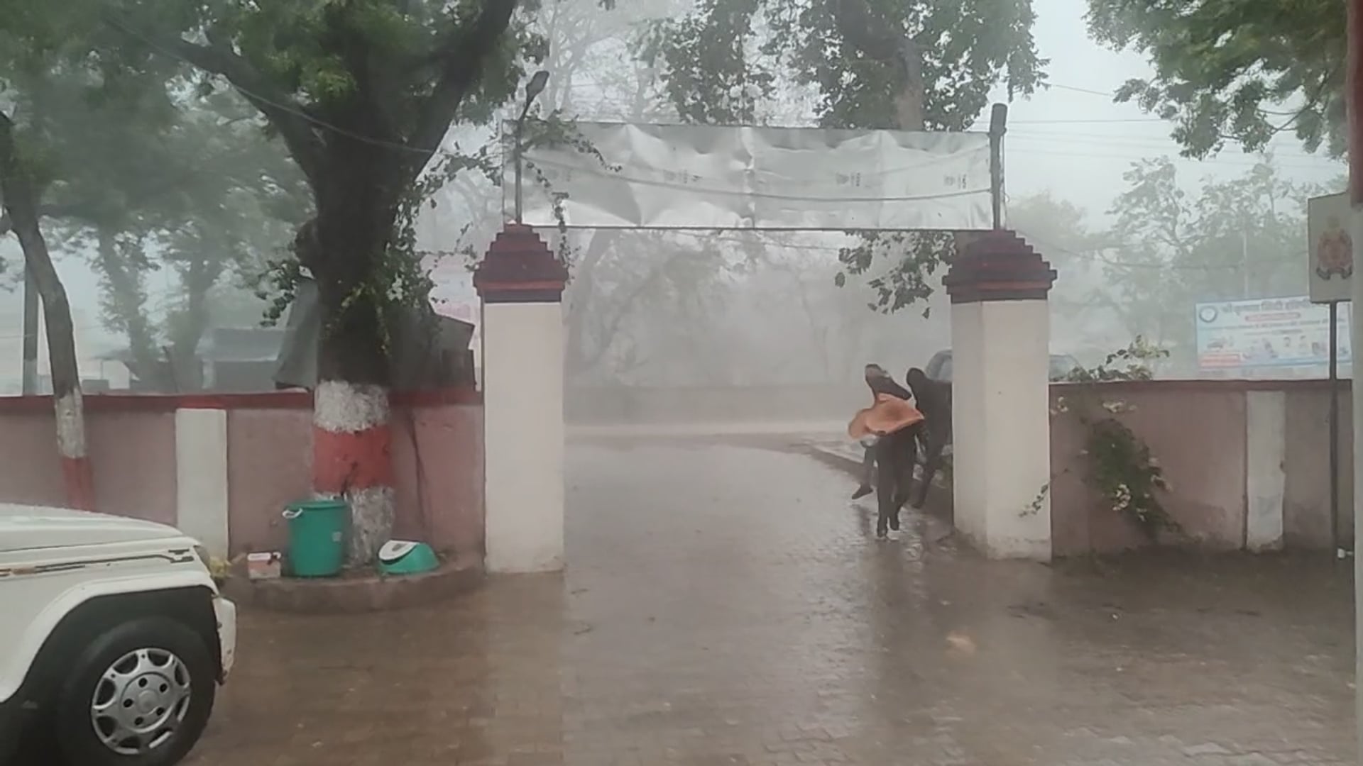मथुरा में आंधी बारिश और हल्की ओलावृष्टि
