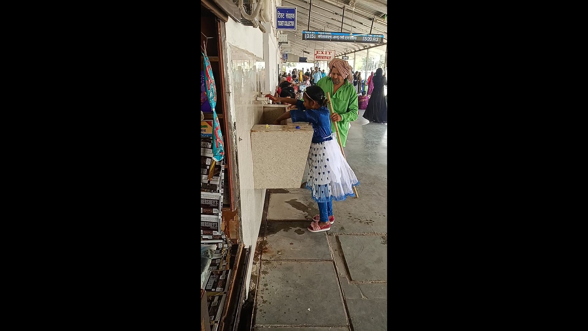 शाहजहांपुर रेलवे स्टेशन पर यात्री के लिए पानी पीने के लिए प्रेशर इतना है पानी बोतल नहीं भर सकते