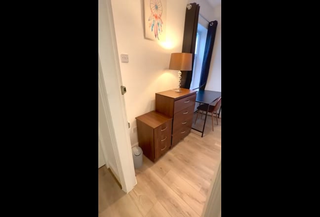 Beautifully presented quiet double bedroom Main Photo