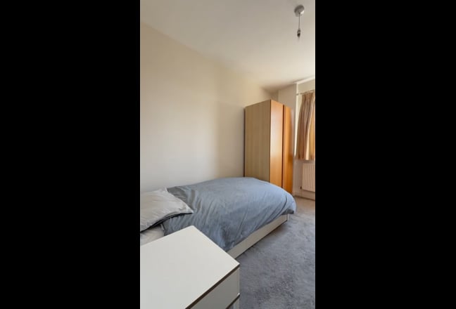 Large bright single room available Golders Green  Main Photo