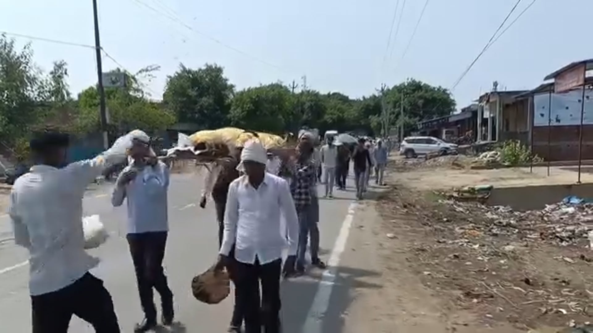 निगोही में भीषण सड़क हादसा: एक ही परिवार के 4 लोगों की मौत
शाहजहांपुर के निगोही क्षेत्र में पुवायां-मोहम्मदी रोड पर हुए दर्दनाक सड़क हादसे में पति-पत्नी और दो मासूम बच्चों सहित एक ही परिवार के चार लोगों की मौत हो गई। सभी शादी समारोह से बाइक से लौट रहे थे, तभी तेज रफ्तार बोलेरो ने टक्कर मार दी।
