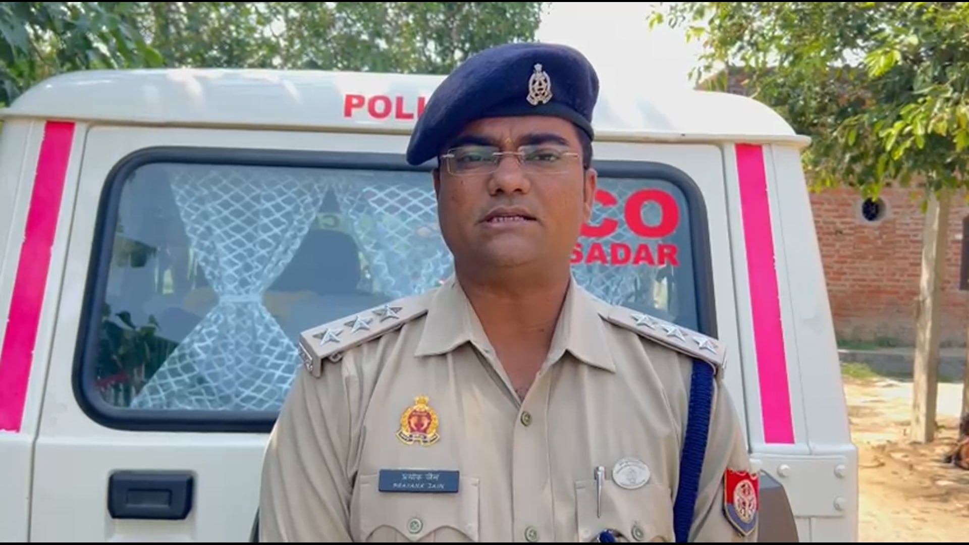 शाहजहांपुर में अंबेडकर प्रतिमा क्षतिग्रस्त, FIR दर्ज; ग्रामीणों में आक्रोश, गांव में पुलिस तैनात

शाहजहांपुर थाना क्षेत्र के कटिया उसमानपुर गांव में शुक्रवार सुबह उस समय तनाव का माहौल बन गया, जब ग्रामीणों ने डॉ. भीमराव अंबेडकर की प्रतिमा को क्षतिग्रस्त पाया। अज्ञात व्यक्ति द्वारा प्रतिमा का एक हाथ तोड़े जाने की घटना से गांव में आक्रोश फैल गया।