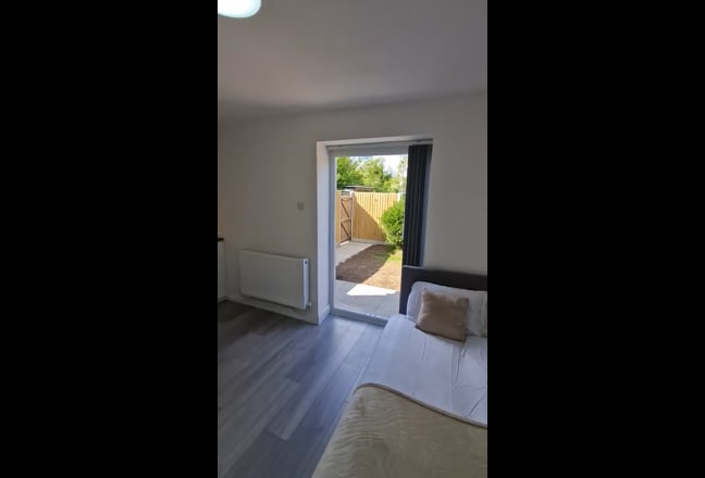 Large Double Room with Ensuite & Private Garden Main Photo