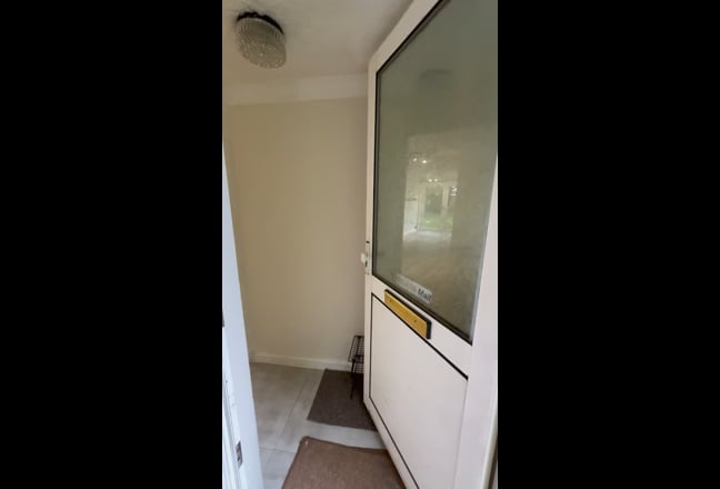 2-Bed Ground Floor Flat, Garage & Garden access Main Photo