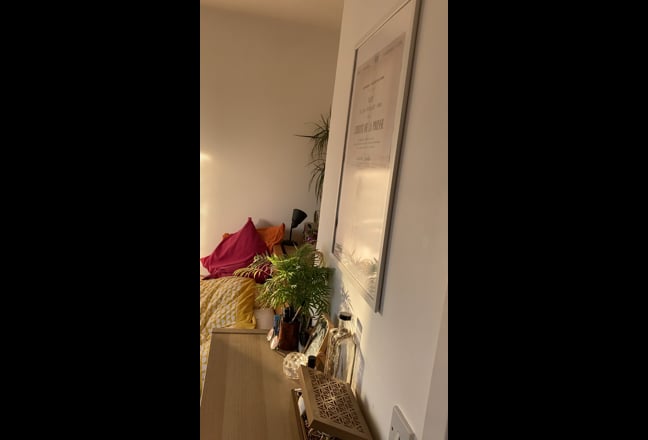 Bright quiet top floor room in a huge E2 house :) Main Photo