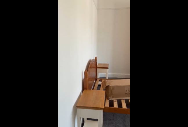 Beautiful large double bedroom with washbasin. Main Photo