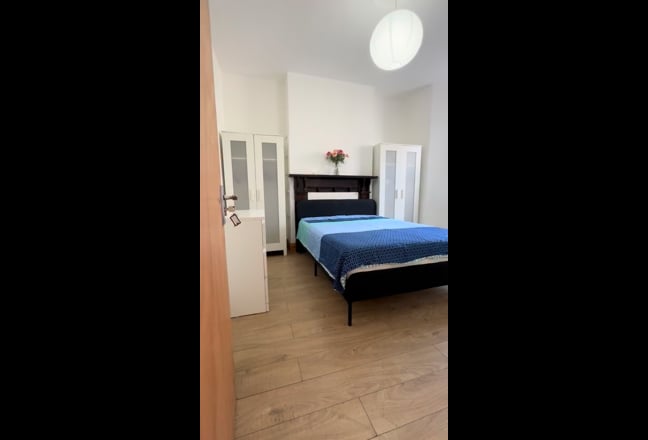  Double rooms available (close to victorian line) Main Photo