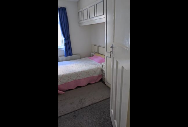 Medium room for rent in South Woodford 620 Main Photo