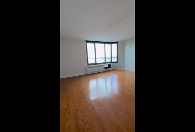 Lease takeover -- spacious high-rise room Main Photo