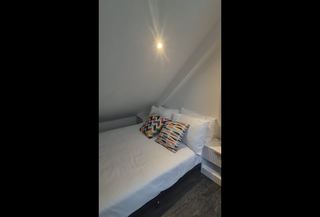Stylish 2-Bed Split-Level Flat | 3 Min to Station  Main Photo