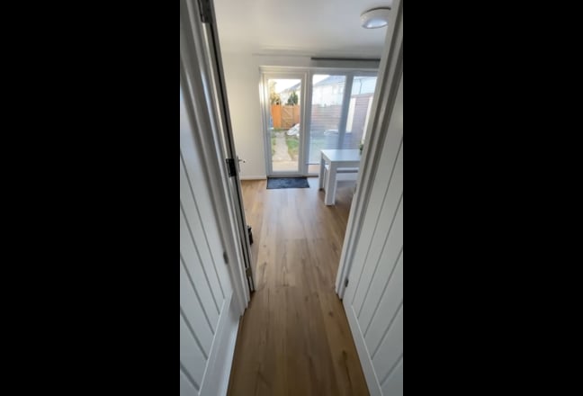 Clean, quiet, ensuite room Main Photo