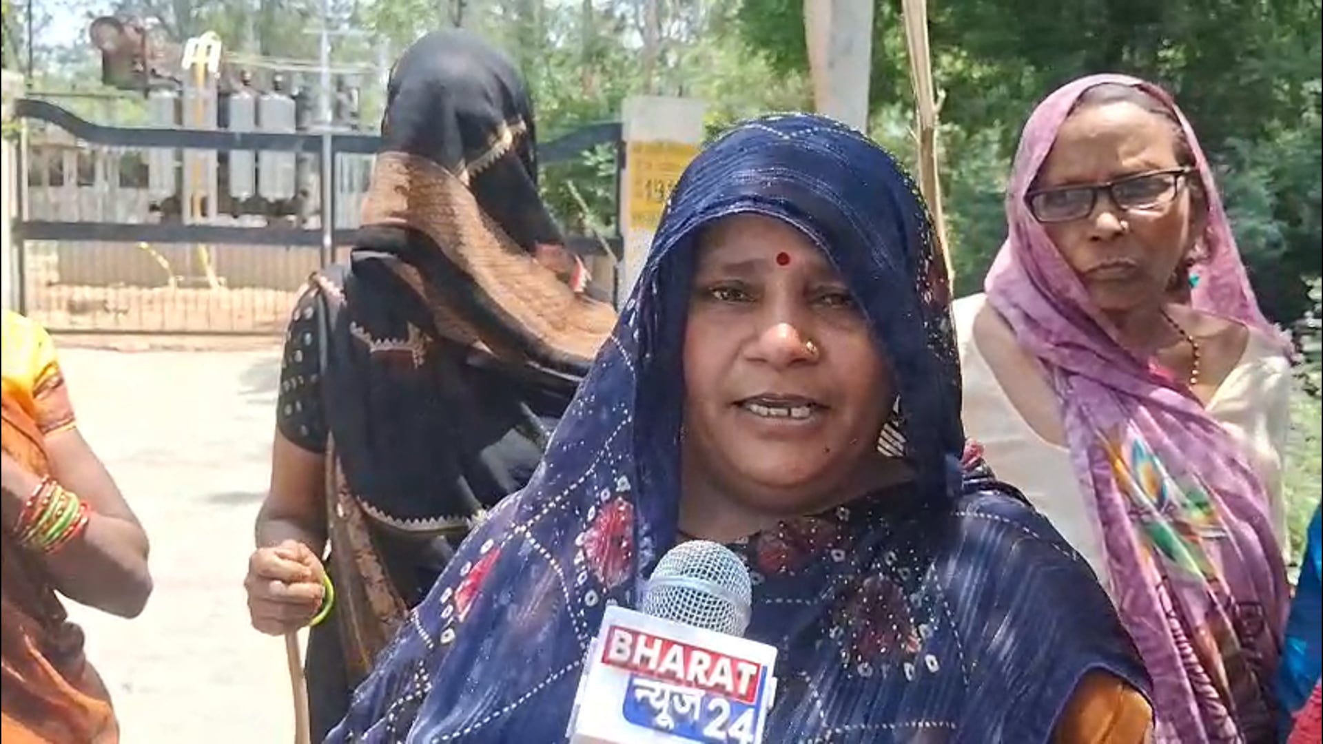 स्मार्ट मीटर से हाहाकार 500 की बजाय 5000आता है बिल महिलाओं ने डंडे लेकर घेरा बिजली घर आत्महत्या को मजबूर महिलाएं 