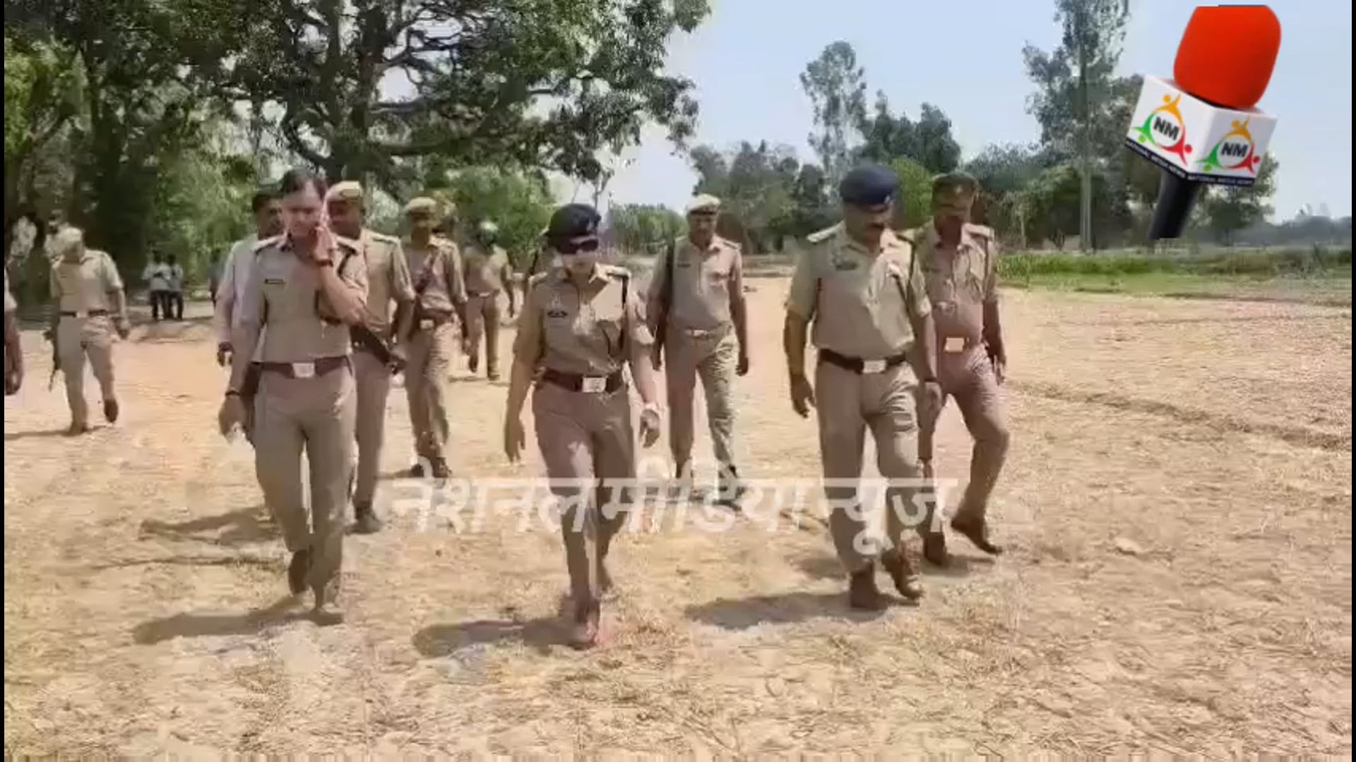 24 वर्षीय युवक की घर से 300 मीटर की दूरी पर मिली युवक की लाश
अम्बेडकरनगर थाना सम्मनपुर क्षेत्र में संदिग्ध परिस्थितियों में शव मिलने की सूचना पर पुलिस अधीक्षक (SP) ने घटनास्थल का मुआयना किया और फॉरेंसिक व पुलिस टीम को दिशा‑निर्देश दिए।
शव को कब्जे में लेकर पोस्टमार्टम व जांच की कार्रवाई जारी है।

Krishna Singh..✍️