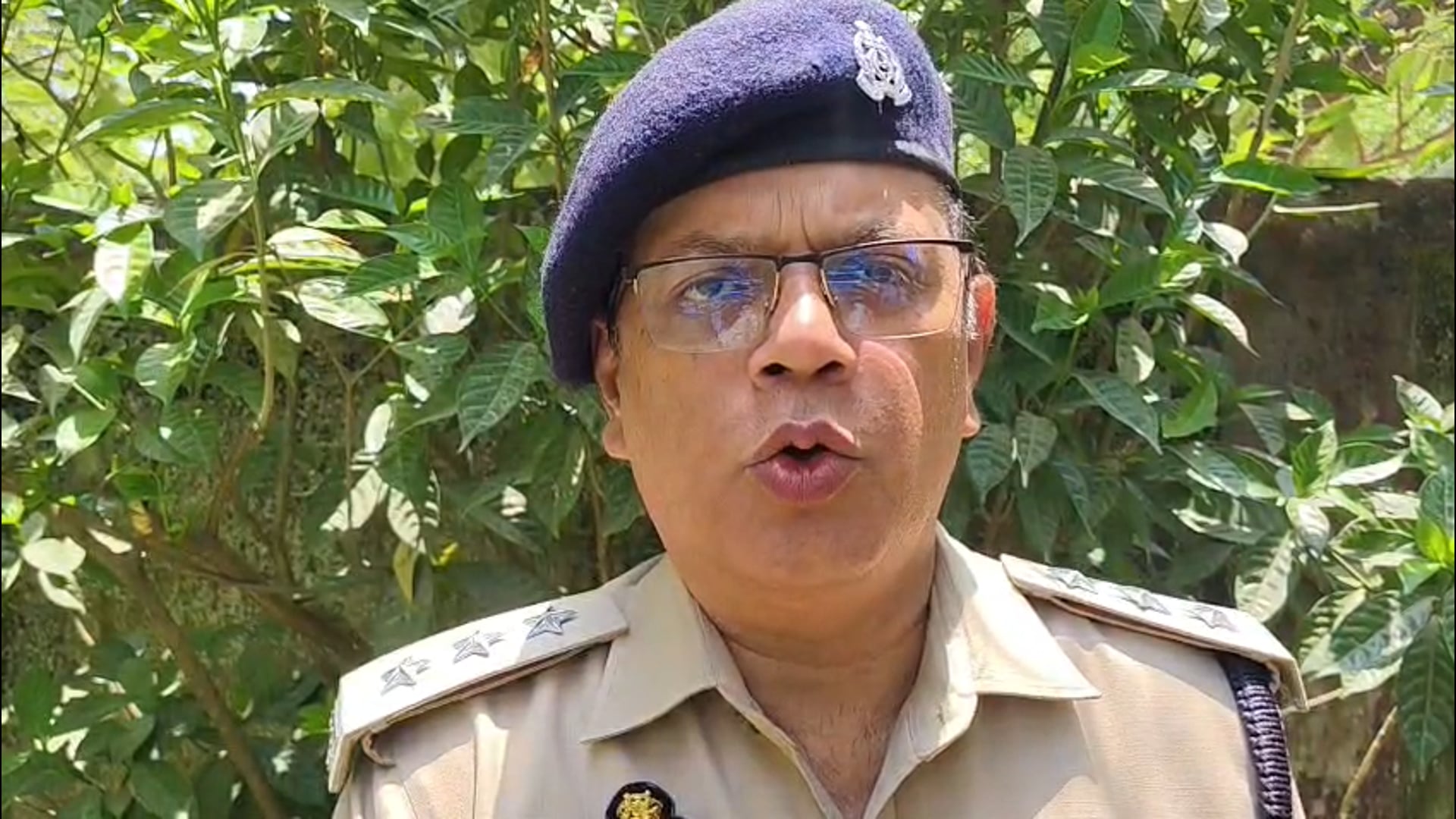 ➡️......आज दिनांक 02 मई, थाना अखण्डनगर जनपद सुलतानपुर में पूर्वांचल एक्सप्रेस-वे के पास रतनपुर के जंगलों में एक शव फाँसी के फंदे पर लटका हुआ मिला, जिसकी शिनाख्त की गई। वह शेर बहादुर गौतम पुत्र जियालाल गौतम निवासी ताजुद्दीनपुर थाना अखण्डनगर के रहने वाले थे, जो 4-5 दिन पहले अपने घर से निकले थे बिना किसी को बताए हुए। परिवार वाले तलाश कर रहे थे। उनका शव कब्जे में लेकर पंचायतनामा भर कर वास्ते पीएम (पोस्ट-मार्टम) भेजा जा रहा है। मौके पर फील्ड यूनिट साक्ष्य संकलन का कार्य कर रही है। विधिक कार्यवाही की जा रही है। मौके पर शांति व्यवस्था कायम है।उक्त के सम्बन्ध में क्षेत्राधिकारी कादीपुर  विनय गौतम की बाइटः-"*