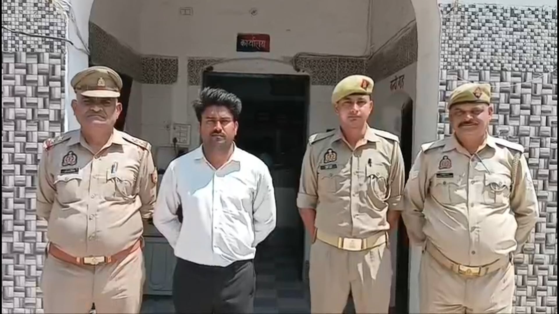 शाहजहांपुर: पुवायाँ पुलिस ने हमले के मामले में वांछित आरोपी को किया गिरफ्ता

शाहजहांपुर के पुवायाँ थाना क्षेत्र में पुलिस ने बड़ी कार्रवाई करते हुए हमले के एक मामले में वांछित आरोपी को गिरफ्तार कर लिया। यह कार्रवाई पुलिस अधीक्षक सौरभ दीक्षित के निर्देश पर चलाए जा रहे अपराध नियंत्रण अभियान के तहत की गई।