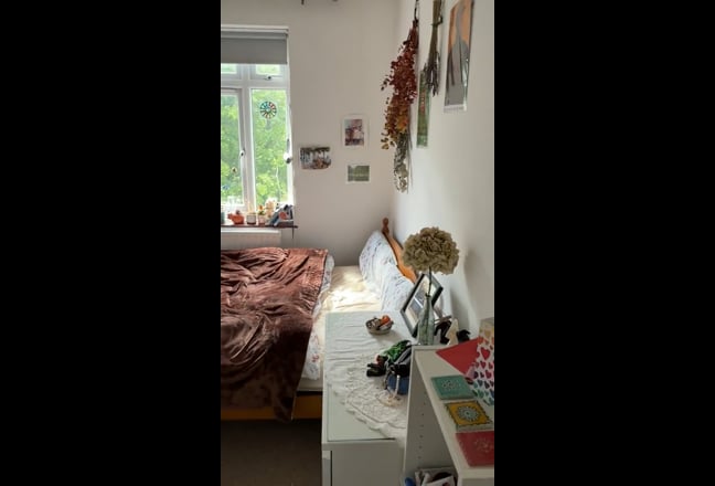 Clean Double Room close to Streatham Station Main Photo