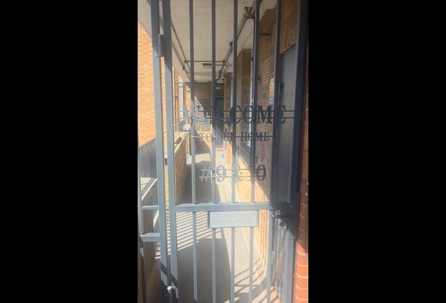 V Large room with balcony ( 5 m × 4 m ) Main Photo