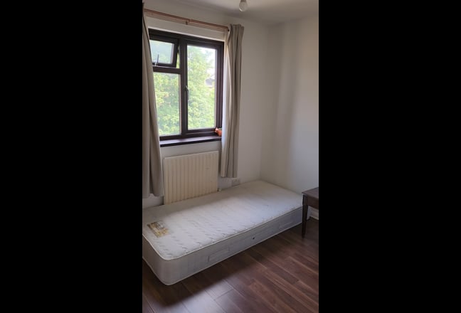 Room available 675 Main Photo