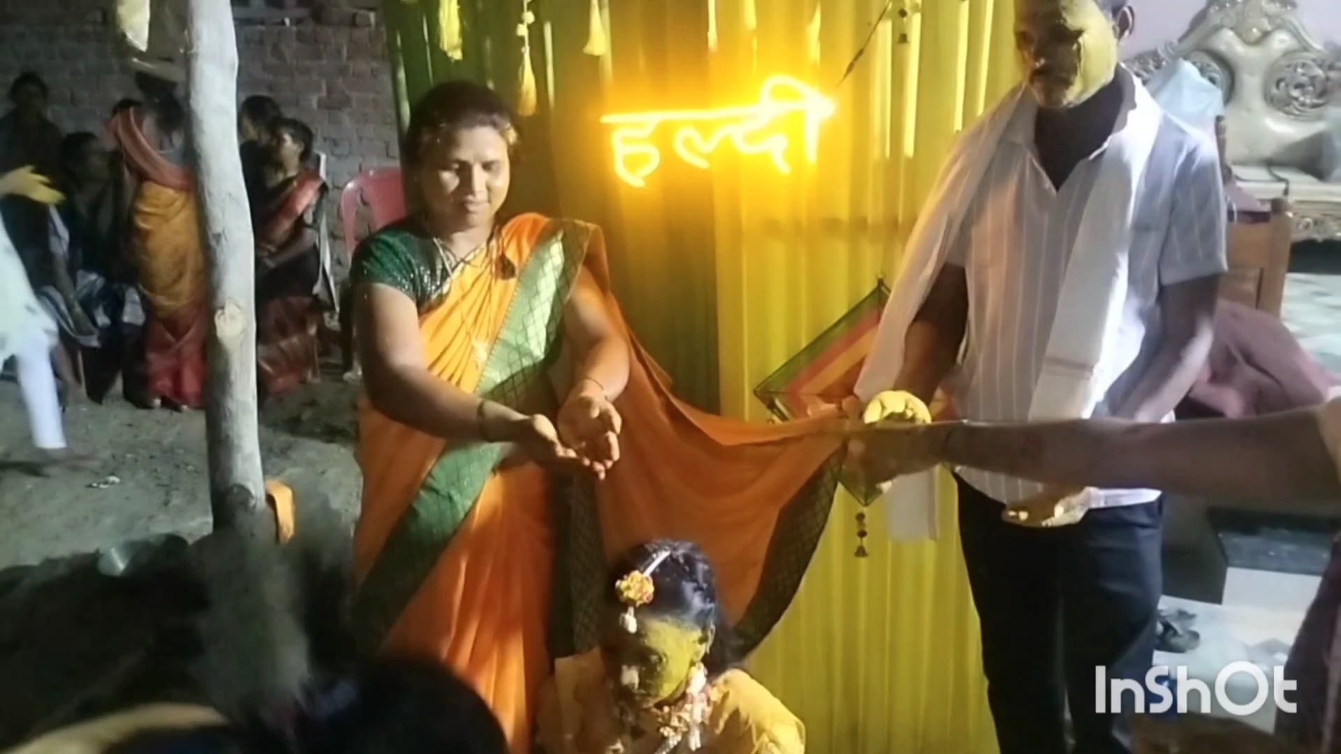 मौ, वेलतुर रीट मा,स, दिगाबर धानोरकर यांच्या बहिणीच्या हळद व नवरी मुलीला अंघोळ पारंपारिक रितिरीवाजानुसार संपन्न झाला 