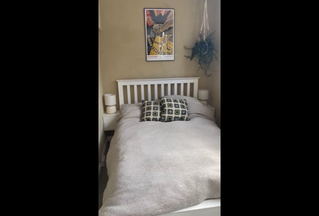 Single room in a lovely family home Main Photo