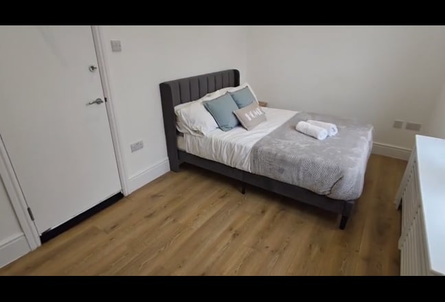 &pound;1̶2̶0̶0̶ Newly refurbished Double Room| Bills Inc Main Photo